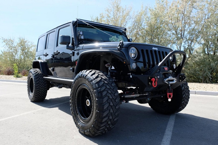 Một bản độ Jeep Wrangler hàng khủng dùng động cơ V8 đang được rao bán tại Mỹ với mức giá 89.999 USD (khoảng 2 tỷ đồng). Con số này cao hơn đáng kể phiên bản Jeep Wrangler 392 chính hãng dùng động cơ V8 mạnh 470 mã lực sắp được bán ra với giá dự kiến khoảng 77.000 USD.