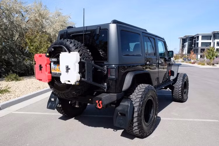 Điểm nhấn của chiếc Jeep Wrangler đời 2016 này là khối động cơ V6 3.6L được thay thế bởi cỗ máy V8 6.2L mã LS3 của Chevrolet. Động cơ này được trang bị trên 2 dòng xe thể thao nổi tiếng là Corvette và Camaro. Từ công suất tiêu chuẩn 430 mã lực, xưởng nâng cấp Jeep Bruiser Conversions có trụ sở tại Florida đã bổ sung thêm bộ siêu nạp kép để tăng sức mạnh lên đến 800 mã lực, gấp khoảng 2 lần so với động cơ nguyên bản