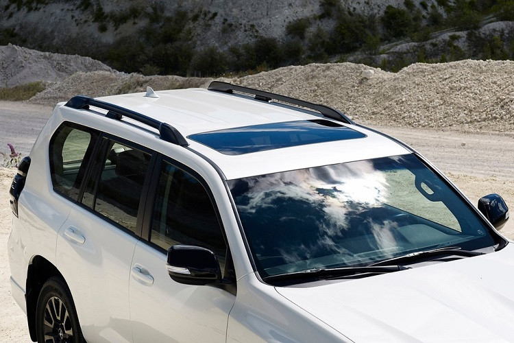 Ở đời 2021, Land Cruiser được nâng cấp chủ yếu ở công nghệ và động cơ, ngoại hình không thay đổi so với đời trước. Land Cruiser vẫn sử dụng động cơ diesel 2.8L nhưng đã được tinh chỉnh để cho ra sức mạnh lớn hơn.