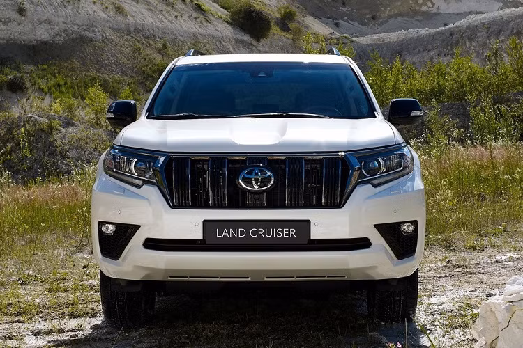 Đầu xe khá hầm hố với lưới tản nhiệt dạng 5 thanh to bản, cản va trước được làm cơ bắp. Hệ thống đèn pha LED đi kèm projector, đèn định vị ban ngày và đèn sương mù được làm sắc sảo. Mức giá xe Toyota Land Cruiser 2021 tại thị trường Anh quốc vẫn chưa được công bố chính thức.