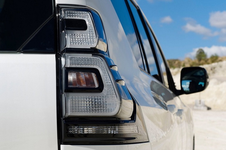 Tổng thể của Land Cruiser Prado đời 2021 tương tự đời trước, vẫn là kiểu dáng cứng cáp, mạnh mẽ. Land Cruiser 2021 có các số đo dài x rộng x cao lần lượt là 4.840 x 1.885 x 1.845 (mm), chiều dài cơ sở 2.790 mm, khoảng sáng gầm 215 mm.