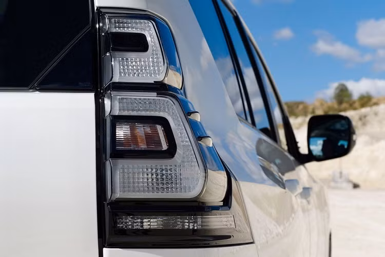 Tổng thể của Land Cruiser Prado đời 2021 tương tự đời trước, vẫn là kiểu dáng cứng cáp, mạnh mẽ. Land Cruiser 2021 có các số đo dài x rộng x cao lần lượt là 4.840 x 1.885 x 1.845 (mm), chiều dài cơ sở 2.790 mm, khoảng sáng gầm 215 mm.