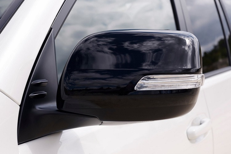 Toyota còn cung cấp cho Land Cruiser 2021 gói nâng cấp ngoại thất Black Pack. Với gói Black Pack, chiếc SUV có thêm các chi tiết khí động học, cản trước/sau mới và lưới tản nhiệt mạ chrome tối màu. Các chi tiết đặc biệt gồm gương hậu, đèn sương mù mạ chrome, viền cửa, mâm sơn đen và huy hiệu Onyx Black đặc biệt.