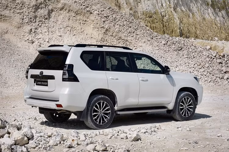 Mẫu SUV này vừa được ra mắt đời 2021 tại Anh. Toyota Land Cruiser 2021 mới tại Anh còn được biết đến với tên gọi Land Cruiser Prado tại một số thị trường khác, trong đó có Việt Nam.