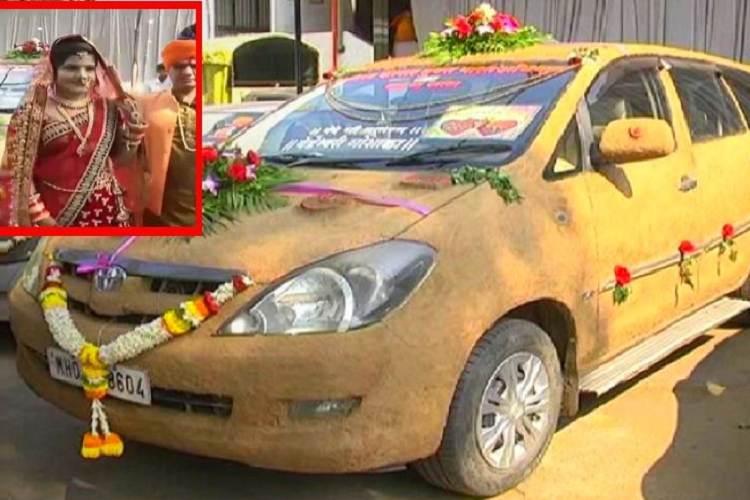 Bất chấp mùi khó chịu, người phụ nữ vẫn trét phân bò xung quanh chiếc Toyota Corolla Altis của mình