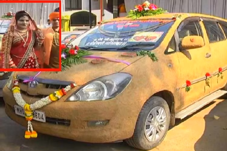 Bất chấp mùi khó chịu, người phụ nữ vẫn trét phân bò xung quanh chiếc Toyota Corolla Altis của mình