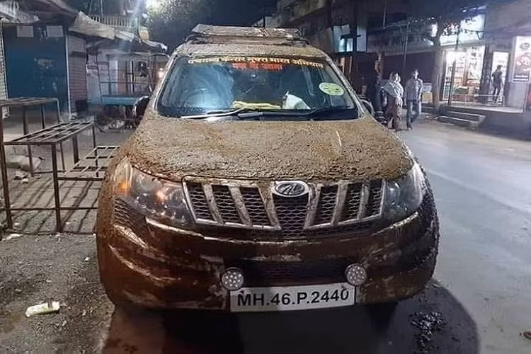 Thậm chí, còn có một vị bác sĩ ở thành phố Kolhapur, bang Maharashtra, sử dụng chiếc Toyota Innova trét phân bò làm xe hoa trong đám cưới của con gái. Ông muốn quảng bá việc sử dụng phân bò và cho rằng đám cưới của con gái là một cơ hội không thể tốt hơn. Vị bác sĩ này cũng tin rằng phân bò có thể chữa bệnh ung thư và loại bỏ tất cả những loại bệnh tật khác trên cơ thể con người.