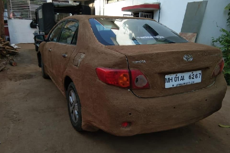 Chỉ thấy rằng, việc trét phân bò lên thân ôtô có thể làm hỏng lớp ngoại thất. Nếu trời mưa, phân bò có thể chảy xuống kính lái, làm mất tầm nhìn của người lái và gây nguy hiểm. Đó là chưa kể đến phân bò có thể chảy vào khoang động cơ, làm hỏng máy và khó vệ sinh