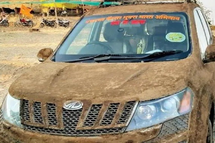 Đây không phải là chiếc ôtô đầu tiên được trét phân bò lên thân xe để chống nóng. Trước đó, từng có chiếc SUV nội địa mang thương hiệu Mahindra XUV 500 tại thành phố Pune, bang Maharashtra, cũng được áp dụng phương pháp tương tự. Theo anh Navnath Dudhal - chủ nhân của chiếc Mahindra XUV 500, lớp phân bò giúp nội thất của xe mát hơn từ 5-7 độ so với nhiệt độ bên ngoài. Anh Dudhal đã trét đến 3 lớp phân bò lên chiếc SUV của mình.