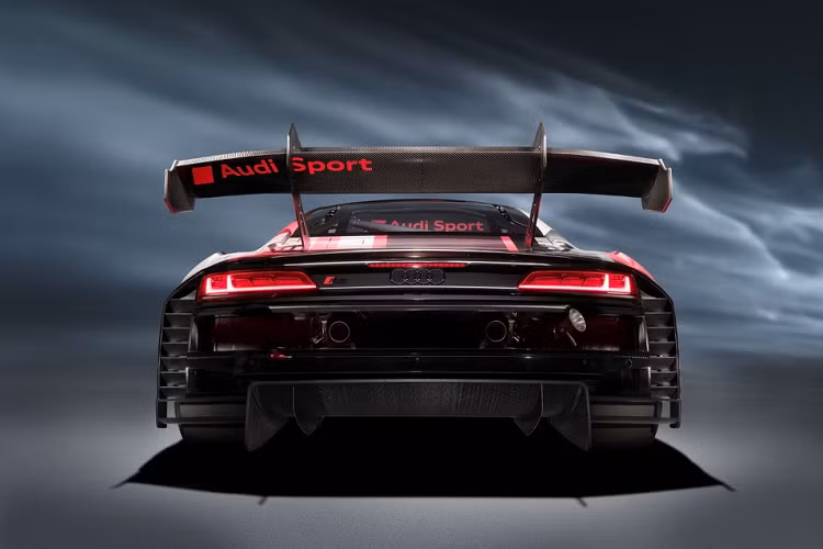 Với phiên bản của mùa giải 2022, giá xe Audi R8 LMS GT3 Evo II có mức khởi điểm khoảng 505.000 USD (hơn 11,6 tỷ đồng). Xe được tối ưu hóa về mặt khí động học, động cơ, hệ thống điều hòa, hệ thống treo và hệ thống kiểm soát độ bám…