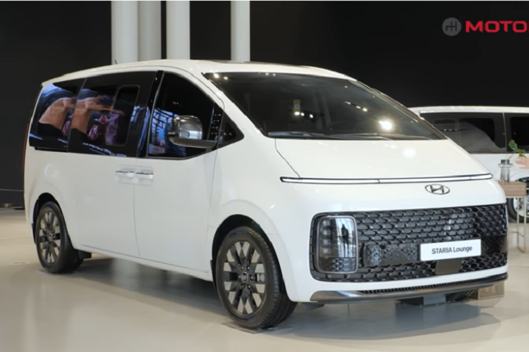 Sau một hồi khám phá bản xe 11 chỗ, Mari Cho bước ra ngoài để tiến tới một chiếc 9 chỗ với hàng ghế thứ 2 có thể xoay đối diện hàng ghế thứ 3. Một số bản Staria cũng có ghế ngả vô cùng thoải mái giống như Kia Carnival mới.