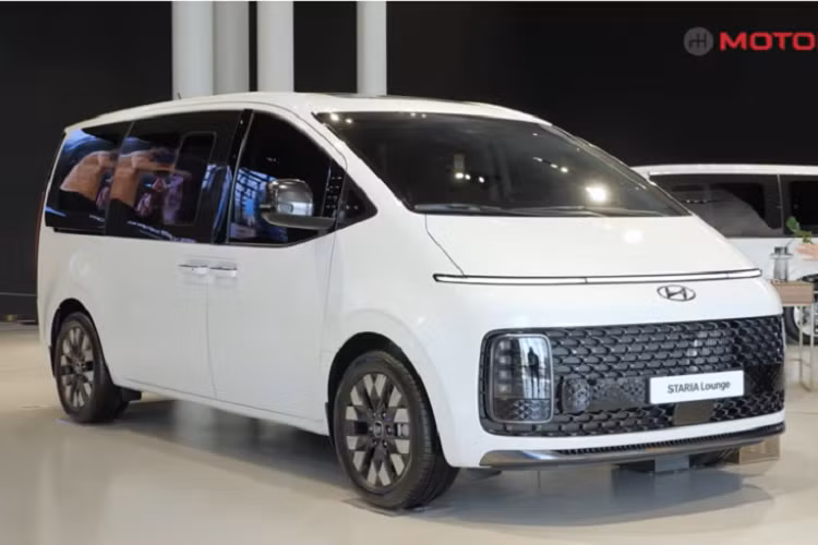 Sau một hồi khám phá bản xe 11 chỗ, Mari Cho bước ra ngoài để tiến tới một chiếc 9 chỗ với hàng ghế thứ 2 có thể xoay đối diện hàng ghế thứ 3. Một số bản Staria cũng có ghế ngả vô cùng thoải mái giống như Kia Carnival mới.