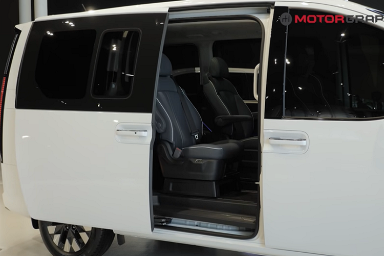 Trước mắt, Hyundai Staria mới sẽ chỉ được bán giới hạn ở một vài thị trường như Hàn Quốc và Úc vào nửa cuối năm 2021. Do vậy, mẫu MPV này chắc sẽ khiến nhiều người thấy thèm khát mà không thể nào có được. Mức giá xe Hyundai Staria 2021 có mức dao động từ 27,27 - 41,35 triệu Won (khoảng 559 - 848 triệu đồng) tại thị trường Hàn Quốc.