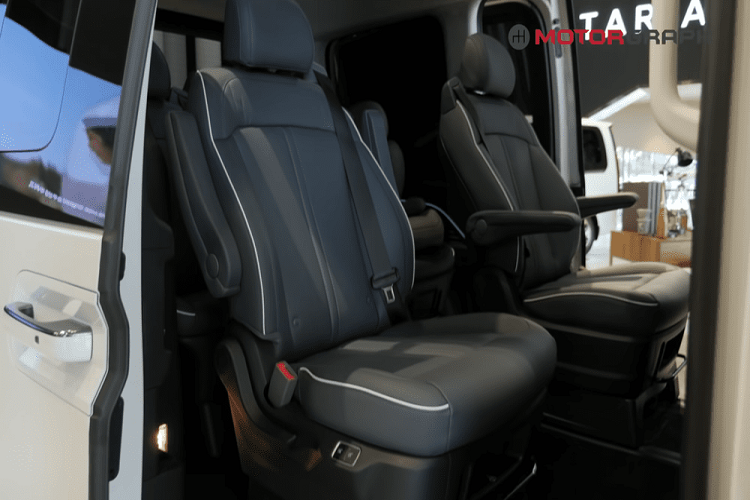 Nhắc lại một vài điểm đáng lưu ý, xe MPV Hyundai Staria có kích thước lớn hơn Kia Carnival mới một chút, và được trang bị động cơ diesel tăng áp dung tích 2.2 lít sản sinh 175 mã lực và 431 Nm mô-men xoắn cực đại phối hợp hộp số sàn 6 cấp hoặc tự động 6 cấp, hoặc một động cơ xăng dung tích 3.5 lít phối hợp hộp số tự động 8 cấp.