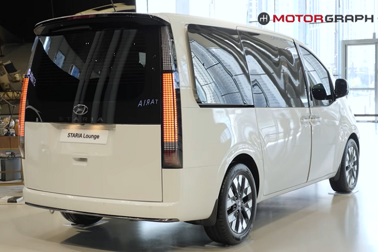 Những người cao kều sẽ không phải lo lắng về chỗ tựa đầu trong xe, và không gian lưu trữ cũng sẽ không làm người tiêu dùng thất vọng. Tuy nhiên, ta khó có thể cảm nhận chiếc xe này thực sự rộng rãi tới đâu khi đang lắp đầy đủ ghế như trong video