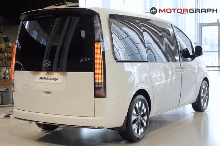 Những người cao kều sẽ không phải lo lắng về chỗ tựa đầu trong xe, và không gian lưu trữ cũng sẽ không làm người tiêu dùng thất vọng. Tuy nhiên, ta khó có thể cảm nhận chiếc xe này thực sự rộng rãi tới đâu khi đang lắp đầy đủ ghế như trong video