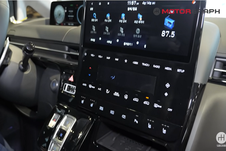 Từ ghế lái, Mari điểm qua từng ghế ngồi, màn hình thông tin giải trí kỹ thuật số, và một vài chi tiết trang trí thú vị khác. Staria có trang bị một màn hình thông tin giải trí 10,25 inch và và cung cấp tùy chọn hệ thống đèn cảm xúc xung quanh với 64 màu, và hệ thống âm thanh Bose cao cấp. Ghế ngồi trong xe dường như không có nhiều đệm êm ái, nhưng vô lăng có kết cấu đẹp mắt.