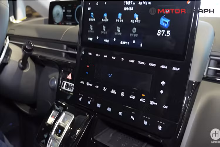 Từ ghế lái, Mari điểm qua từng ghế ngồi, màn hình thông tin giải trí kỹ thuật số, và một vài chi tiết trang trí thú vị khác. Staria có trang bị một màn hình thông tin giải trí 10,25 inch và và cung cấp tùy chọn hệ thống đèn cảm xúc xung quanh với 64 màu, và hệ thống âm thanh Bose cao cấp. Ghế ngồi trong xe dường như không có nhiều đệm êm ái, nhưng vô lăng có kết cấu đẹp mắt.