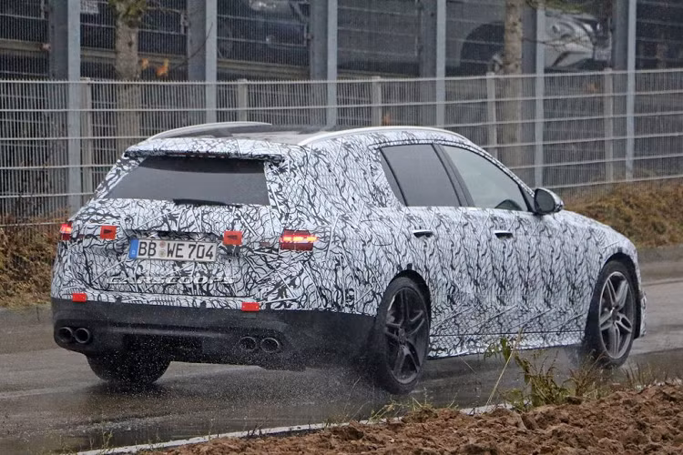 Bên cạnh phần ngoại thất mới, C-Class thế hệ thứ 5 cũng sở hữu không gian cabin khác lạ với kiểu thiết kế khu vực điền khiển trung tâm đặt dọc, vô-lăng mới đi kèm màn hình công-tơ-mét dạng Full-LCD. Ngoài ra, Mercedes-Benz C-Class 2021 còn có thể được trang bị công nghệ tự lái cấp độ 3 giống "đàn anh" S-Class.