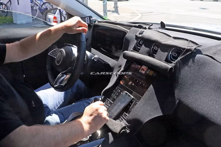 Trong lần ra mắt tới đây, Mercedes-Benz C-Class thế hệ mới sẽ có sẵn dưới 2 định dạng, bao gồm bản sedan và bản wagon. Riêng bản Coupe chưa ấn định thời gian trình làng cụ thể.