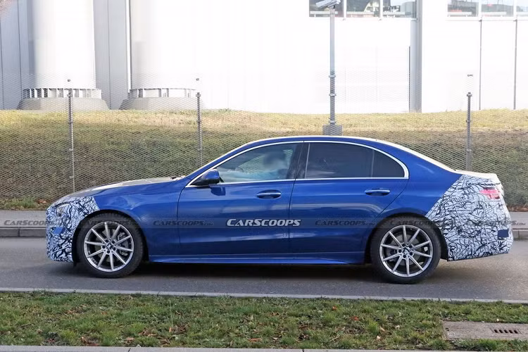 Về truyền động, Mercedes-Benz C-Class mới sẽ được bán ra với 2 cấu hình động cơ, bao gồm cả động cơ xăng và dầu kết hợp hệ thống mild-hybrid của Mercedes-Benz. Trên biến thể hiệu suất cao C 63 AMG, động cơ trang bị dự kiến sẽ là loại I4 2.0L tăng áp, mã M139 mạnh 416 mã lực giống bản A 45 thay cho loại V8 trước đó.