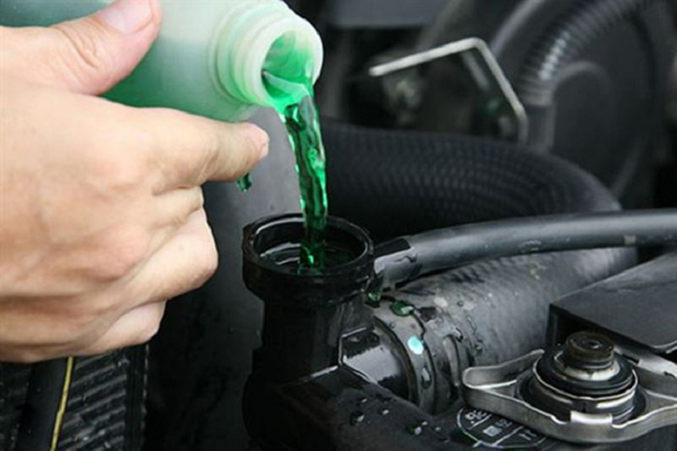 Ket nuoc lam mat oto can phai ve sinh the nao?