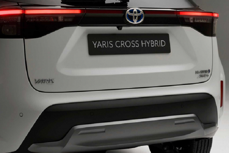 Về động cơ, Yaris Cross Adventure sử dụng động cơ xăng 1.5L kết hợp với một động cơ điện để tạo nên hệ truyền động hybrid mang công suất tối đa 116 mã lực. Đặc biệt, Yaris Cross Adventure được cung cấp hệ dẫn động bốn bánh toàn thời gian (AWD-i) giúp tăng độ bám đường khi vận hành ở đường trơn trượt.