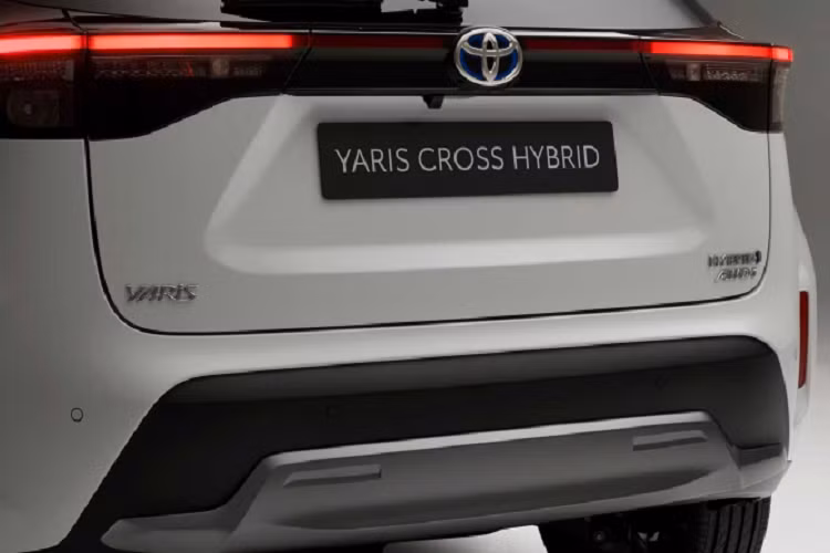 Về động cơ, Yaris Cross Adventure sử dụng động cơ xăng 1.5L kết hợp với một động cơ điện để tạo nên hệ truyền động hybrid mang công suất tối đa 116 mã lực. Đặc biệt, Yaris Cross Adventure được cung cấp hệ dẫn động bốn bánh toàn thời gian (AWD-i) giúp tăng độ bám đường khi vận hành ở đường trơn trượt.