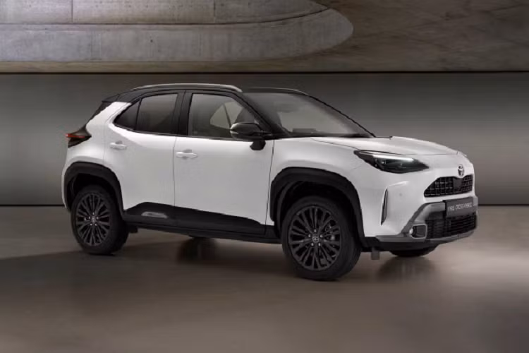 So với phiên bản Toyota Yaris Cross thế hệ mới thông thường, phiên bản “Adventure” mang phong cách SUV hơn. Ngoại thất xe có thể dễ dàng phân biệt với các phiên bản thông thường như ốp cản trước và bộ khuếch tán phía sau mới. Xe được trang bị thêm thanh gá nóc màu bạc và “dàn chân” lắp bộ mâm hợp kim 18 inch được thửa riêng dành cho phiên bản này.