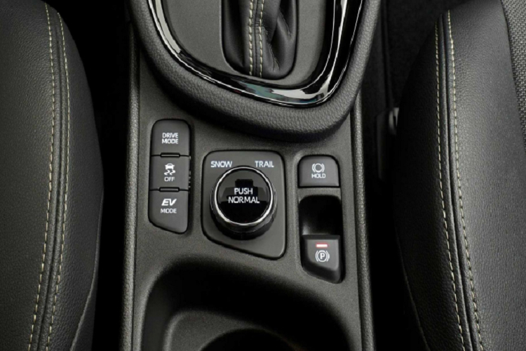 Hệ dẫn động AWD-i được phát triển dành cho xe đô thị, đề cao sự linh hoạt và gọn nhẹ. Theo Toyota, hệ dẫn động AWD-i không ảnh hưởng đến khả năng tiết kiệm nhiên liệu của Yaris Cross, mà còn cung cấp thêm lực kéo để chiếc CUV vượt qua các điều kiện đường gồ ghề và trơn trượt.