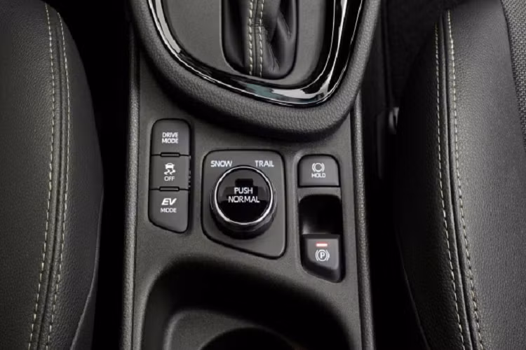 Hệ dẫn động AWD-i được phát triển dành cho xe đô thị, đề cao sự linh hoạt và gọn nhẹ. Theo Toyota, hệ dẫn động AWD-i không ảnh hưởng đến khả năng tiết kiệm nhiên liệu của Yaris Cross, mà còn cung cấp thêm lực kéo để chiếc CUV vượt qua các điều kiện đường gồ ghề và trơn trượt.