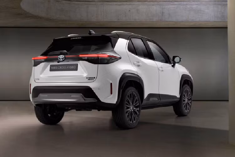 Mẫu CUV được cung cấp nhiều công nghệ an toàn và hỗ trợ lái trong gói “Toyota Teammate Advanced Park” như tính năng hỗ trợ đỗ xe bán tự động sử dụng camera toàn cảnh 360 độ được trang bị Tiêu Chuẩn, cảnh báo phương tiện cắt ngang khi lùi hay hệ thống phanh tự động khẩn cấp,…