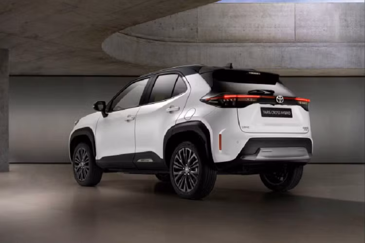 Tương tự như Yaris Cross, Yaris Cross Adventure được phát triển trên cùng một nền tảng mô-dun khung gầm GA-B – đây một phần của nền tảng khung gầm Toyota New Global Architecture (TNGA). Nền tảng nền tảng mô-dun khung gầm GA-B mang nhiều ưu điểm ở độ cứng thân xe cao, trọng tâm thấp đảm bảo khả năng xử lý nhanh nhẹn cho chiếc CUV. So với Yaris hatchback mới, Yaris Cross có vị trí ngồi lái cao hơn và tăng khoảng sáng gầm xe.