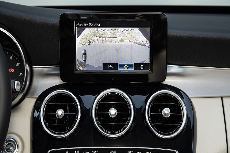 Sự khác biệt giữa chiếc xe Mercedes-Benz C180 AMG với Mercedes-Benz C300 AMG ở ngoại thất rất dễ nhận ra chính là hệ thống đèn pha trên xe Mercedes-Benz của Phi Thanh Vân mới mua là dạng full LED trong khi phiên bản C300 AMG sở hữu công nghệ Multibeam LED trên đèn trước.