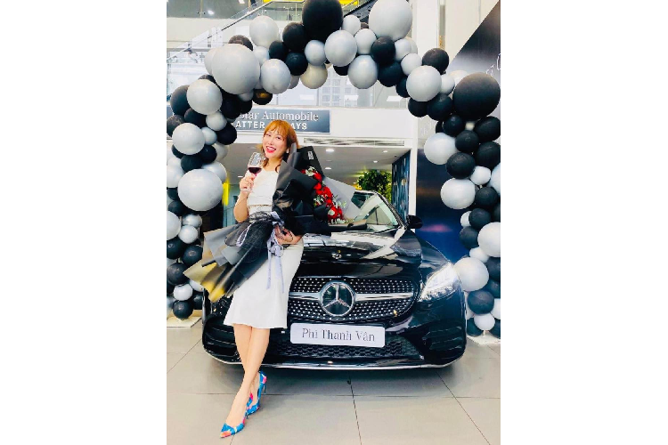 Những hình ảnh cũng như video do Phi Thanh Vân chia sẻ cho thấy, cô tậu một chiếc xe sang tầm trung Mercedes-Benz C-Class bản C180, ngày nhận xe, nữ diễn viên Cô Dâu Đại Chiến đi cùng anh trai và con trai 5 tháng tuổi.