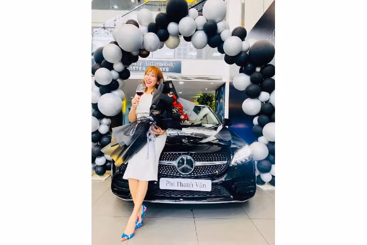 Những hình ảnh cũng như video do Phi Thanh Vân chia sẻ cho thấy, cô tậu một chiếc xe sang tầm trung Mercedes-Benz C-Class bản C180, ngày nhận xe, nữ diễn viên Cô Dâu Đại Chiến đi cùng anh trai và con trai 5 tháng tuổi.