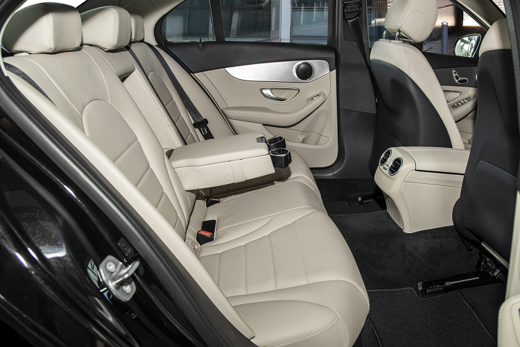 Phi Thanh Vân được biết đến là 1 nữ diễn viên tài năng qua các bộ phim đình đám như Gái Nhảy 2, Long Ruồi, Thiên Mệnh Anh Hùng, Lửa Phật hay Cô Dâu Đại Chiến, ngoài ra, Hoa hậu doanh nhân này còn nổi tiếng với biệt danh "Nữ hoàng dao kéo" khi đã trải qua nhiều cuộc phẫu thuật thẩm mỹ. Về đời sống, Phi Thanh Vân có 2 cuộc hôn nhân, đầu tiên là với 1 đại gia người Pháp hơn cô 15 tuổi nhưng đã ly hôn vào năm 2012, đến năm 2014, "Nữ hoàng dao kéo" đã đi thêm 1 bước nữa khi kết hôn cùng bạn đời kém mình 2 tuổi.