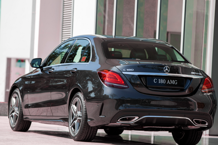 Chiếc xe Mercedes-Benz C180 AMG của Phi Thanh Vân mới mua có ngoại thất màu đen cùng các chi tiết màu bạc tạo điểm nhấn. Nội thất bên trong xe vẫn hướng tới sự thể thao và sang trọng nhờ ốp gỗ bóng Piano màu đen phối với ốp nhôm, bảng đồng hồ dạng analog kết hợp màn hình điện tử 5,5 inch, màn hình giải trí kích cỡ 7 inch có hỗ trợ kết nối Apple CarPlay/Android Auto, điều hòa tự động 2 vùng.