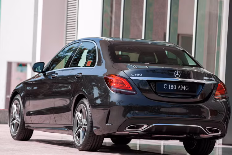 Chiếc xe Mercedes-Benz C180 AMG của Phi Thanh Vân mới mua có ngoại thất màu đen cùng các chi tiết màu bạc tạo điểm nhấn. Nội thất bên trong xe vẫn hướng tới sự thể thao và sang trọng nhờ ốp gỗ bóng Piano màu đen phối với ốp nhôm, bảng đồng hồ dạng analog kết hợp màn hình điện tử 5,5 inch, màn hình giải trí kích cỡ 7 inch có hỗ trợ kết nối Apple CarPlay/Android Auto, điều hòa tự động 2 vùng.