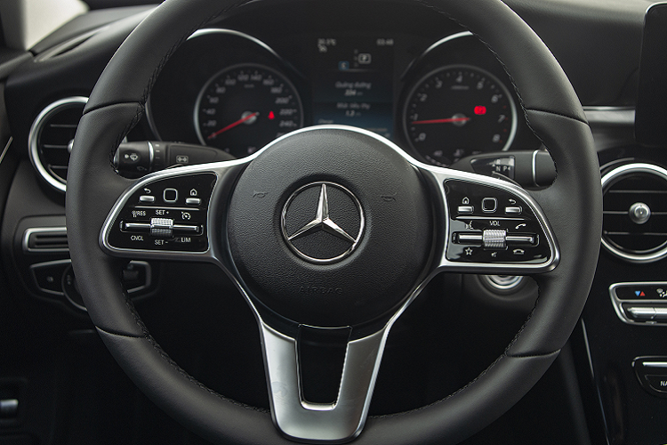 Được biết, giá xe Mercedes-Benz C180 AMG có mức bán chính hãng lên đến 1,5 tỷ đồng, đắt hơn 100 triệu đồng so với bản tiêu chuẩn nhưng lại rẻ hơn đàn anh Mercedes-Benz C300 AMG đến 400 triệu đồng.
