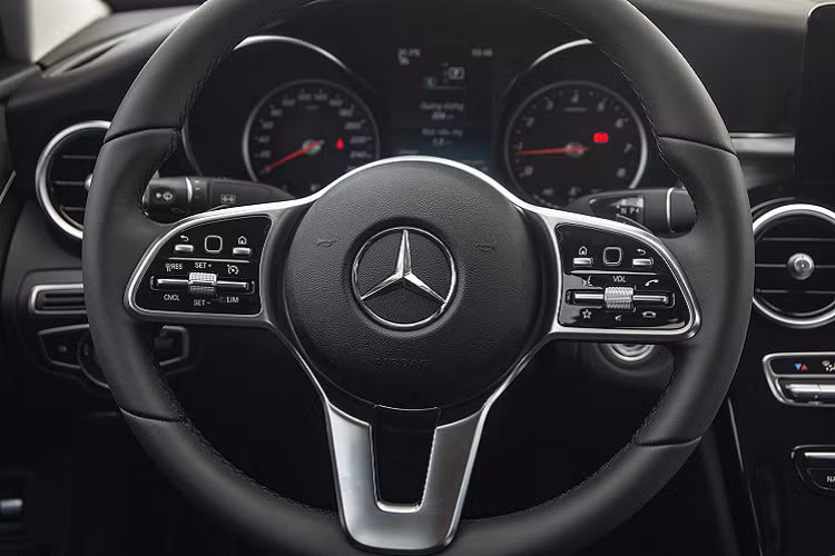 Được biết, giá xe Mercedes-Benz C180 AMG có mức bán chính hãng lên đến 1,5 tỷ đồng, đắt hơn 100 triệu đồng so với bản tiêu chuẩn nhưng lại rẻ hơn đàn anh Mercedes-Benz C300 AMG đến 400 triệu đồng.