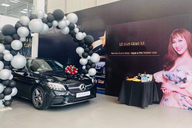 Thông tin ban đầu chúng tôi có được, chiếc xe Mercedes-Benz C180 mới vào bộ sưu tập xe của nữ diễn viên, người mẫu, hoa hậu doanh nhân Phi Thanh Vân còn được trang bị giói ngoại thất AMG-Line rất cá tính, có giá cao hơn 100 triệu đồng so với bản tiêu chuẩn.