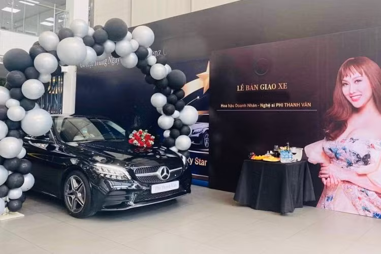 Thông tin ban đầu chúng tôi có được, chiếc xe Mercedes-Benz C180 mới vào bộ sưu tập xe của nữ diễn viên, người mẫu, hoa hậu doanh nhân Phi Thanh Vân còn được trang bị giói ngoại thất AMG-Line rất cá tính, có giá cao hơn 100 triệu đồng so với bản tiêu chuẩn.
