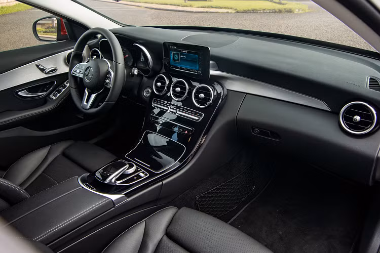 Sở hữu gói này, chiếc xe Mercedes-Benz C180 của Phi Thanh Vân mới mua có cản trước thể thao với 2 hốc gió bên hông có thêm 2 thanh chia gió nằm ngang, cản va sau cũng được sửa đổi thiết kế và cuối cùng là nẹp sườn. Ngoài ra, Mercedes-Benz C180 trang bị gói AMG-Line còn có hệ thống treo thể thao mới và bộ mâm 5 chấu kép AMG.