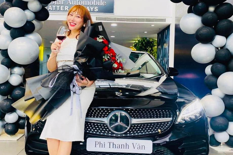 Mới đây, nữ diễn viên Phi Thanh Vân đã chia sẻ việc tậu chiếc xe Mercedes-Benz C-Class thế hệ mới đầu tiên trong đời của mình và Hoa hậu doanh nhân kiêm người mẫu cũng cho biết sẽ tự lái xe thay vì mướn tài xế như 3 chiếc xe ôtô 7 chỗ ngồi còn lại mình đang sở hữu để kinh doanh.