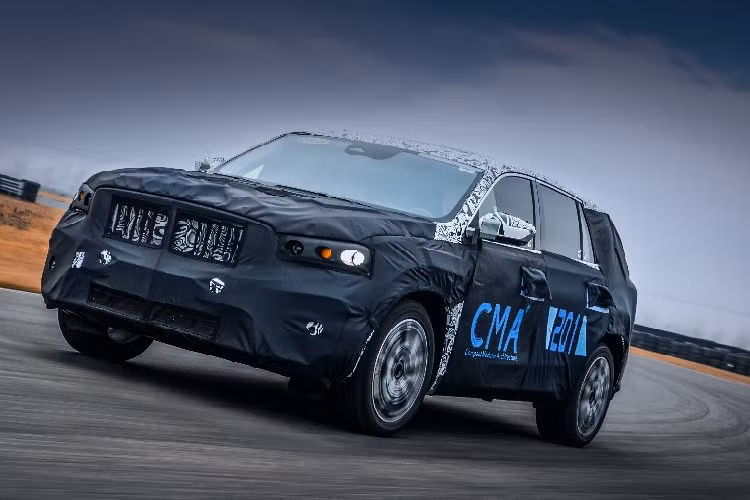 KX11 dường như sẽ được định vị ở phân khúc cao hơn Haoyue mặc dù chiều dài cơ sở của KX11 có thể ngắn hơn một chút so với Haoyue (2.815 mm). Tất nhiên, giá xe Geely KX11 2022 mới dự tính cũng sẽ có cao hơn Haoyue vì nền tảng CMA không hề rẻ. Đối thủ mà KX11 hướng đến có lẽ là Proton X90.