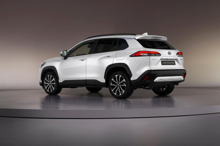 Nhờ đó, Toyota Corolla Cross 2022 phiên bản FWD sở hữu công suất 197 mã lực. Trong khi đó, phiên bản dẫn động 4 bánh toàn thời gian AWD của mẫu SUV cỡ B này lại dùng động cơ xăng tương tự như trên nhưng có công suất tối đa 152 mã lực và mô-men xoắn cực đại 190 Nm. Tuy nhiên, phiên bản này có thêm mô-tơ điện trên cầu sau với công suất tối đa 41 mã lực và mô-men xoắn cực đại 84 Nm. Dù ở phiên bản nào, xe cũng có thể tăng tốc từ 0-100 km/h trong thời gian 8,1 giây.