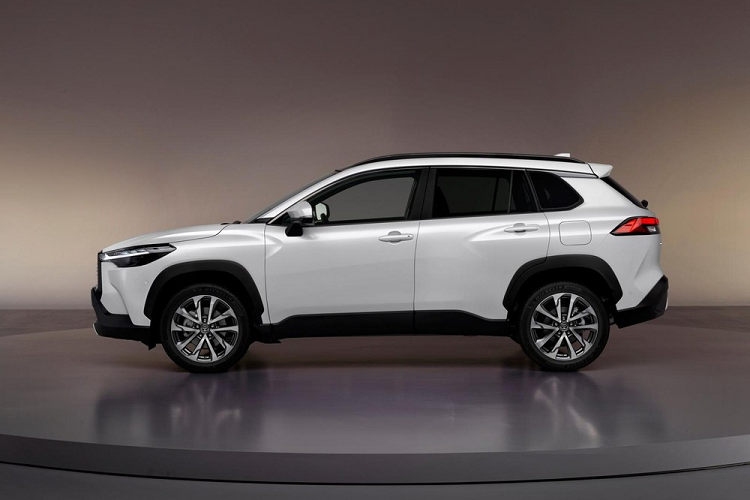 Đầu tiên phải kể đến hệ thống ngăn va chạm sớm, đi kèm tính năng ngăn tăng tốc và hỗ trợ tránh va chạm với phương tiện cắt mặt tại giao lộ. Tiếp theo đó là tính năng phát hiện phương tiện đang đến nâng cấp và hỗ trợ quay đầu tại giao lộ.