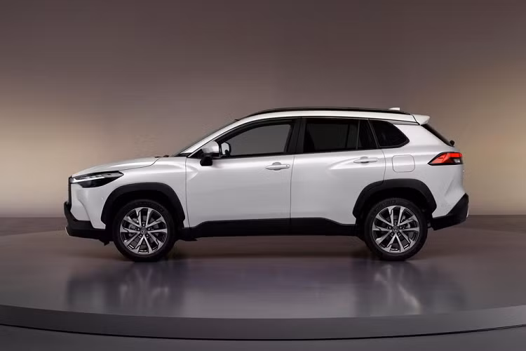 Đầu tiên phải kể đến hệ thống ngăn va chạm sớm, đi kèm tính năng ngăn tăng tốc và hỗ trợ tránh va chạm với phương tiện cắt mặt tại giao lộ. Tiếp theo đó là tính năng phát hiện phương tiện đang đến nâng cấp và hỗ trợ quay đầu tại giao lộ.