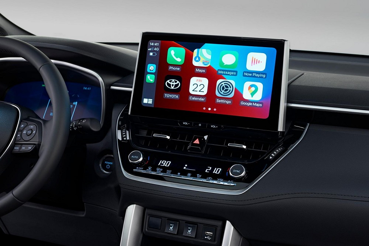 Theo hãng Toyota, mẫu SUV cỡ B này được trang bị cấu hình táp-lô dành riêng cho thị trường châu Âu. Do đó, xe đi kèm bảng đồng hồ kỹ thuật số toàn phần với màn hình 12,3 inch sau vô lăng thay vì màn hình màu TFT 4,2 inch hoặc 7 inch như xe ở Việt Nam.